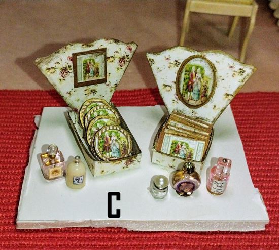 Picture of Dollhouse vanity items C16