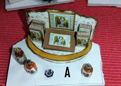 Picture of Dollhouse vanity items C16